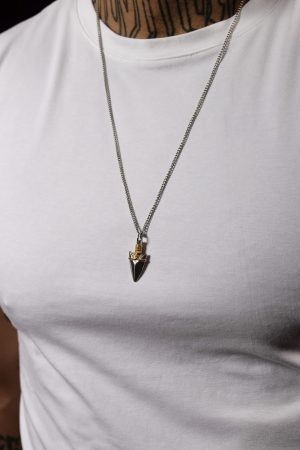 Hrot šípu minimalistický náhrdelník pre mužov