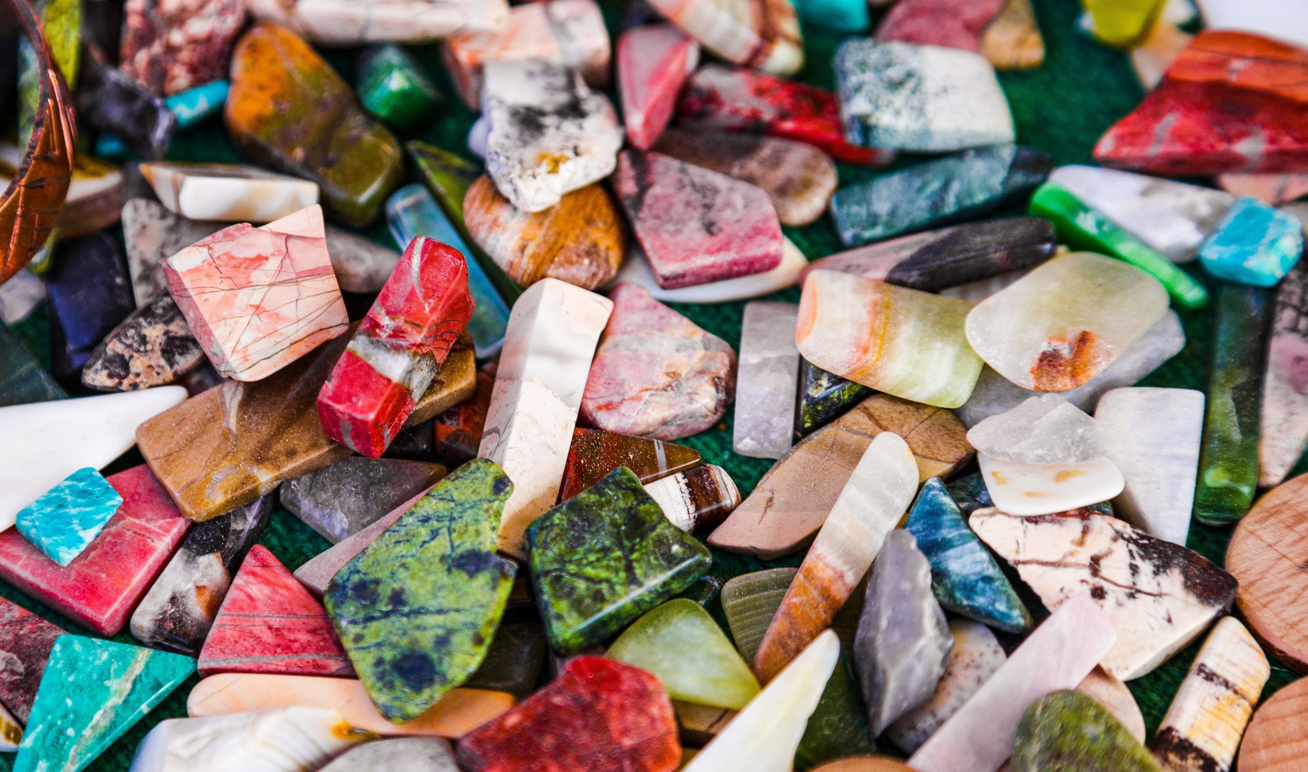 Aké sú rozdiely medzi prírodnými a umelými kameňmi?