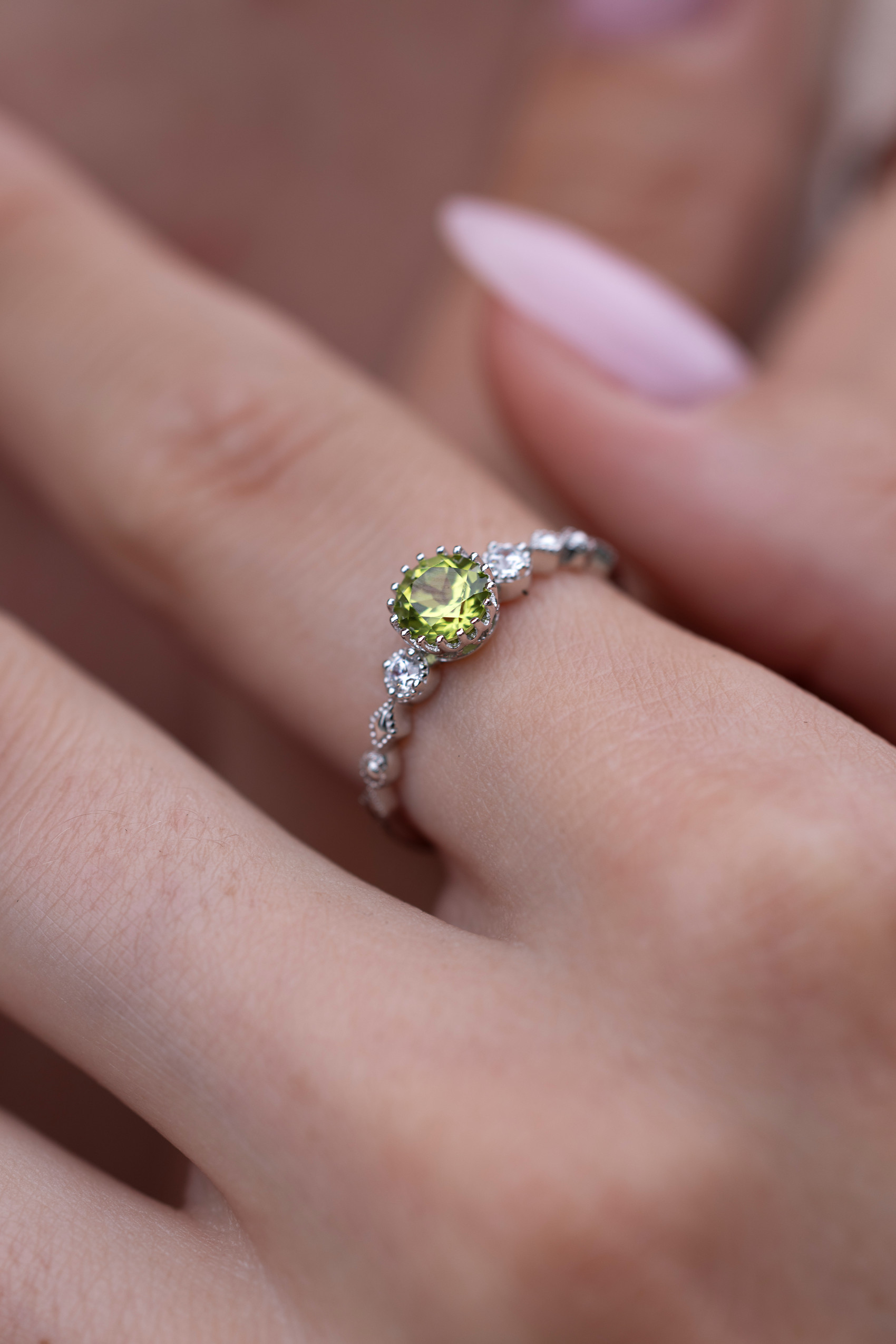 Dámsky prsteň Peridot Esmé – strieborný – Obrázok 2
